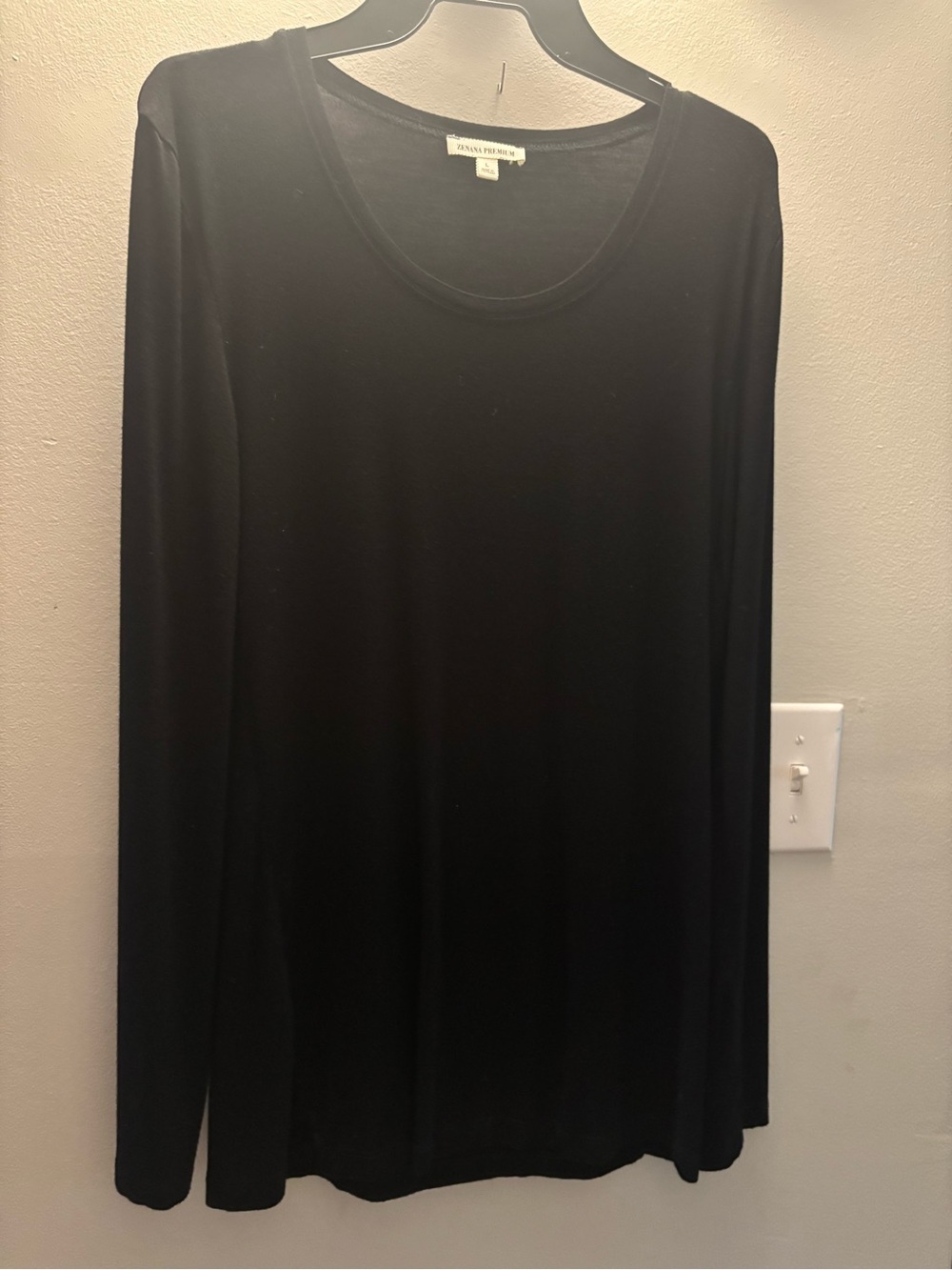Zenana Outfitters Black Long-Sleeve Scoop Neck Tee
